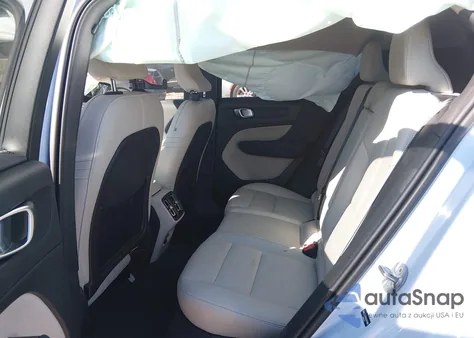 2025 Volvo Xc40 B5 Plus Dark Theme z USA, uszkodzony, nr VIN YV4L12UC5S2537901